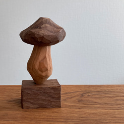 木彫り きのこ 置物 オブジェ（木材：ウォルナット/チェリー）（No.T1028） 2枚目の画像