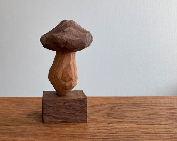 木彫り きのこ 置物 オブジェ（木材：ウォルナット/チェリー）（No.T1028） 2枚目の画像