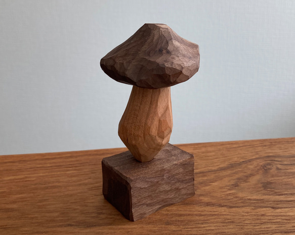 木彫り きのこ 置物 オブジェ（木材：ウォルナット/チェリー）（No.T1028） 6枚目の画像