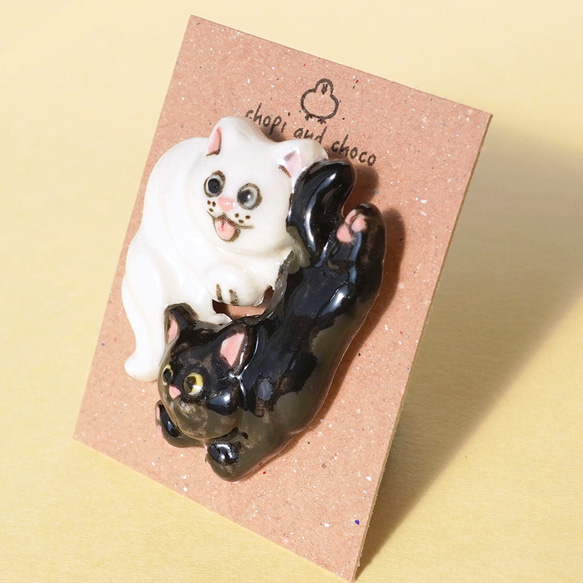 [猫の日2024]白猫と黒猫のブローチ/ピアスセット[陶器] 6枚目の画像