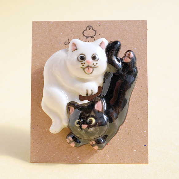 [猫の日2024]白猫と黒猫のブローチ/ピアスセット[陶器] 4枚目の画像