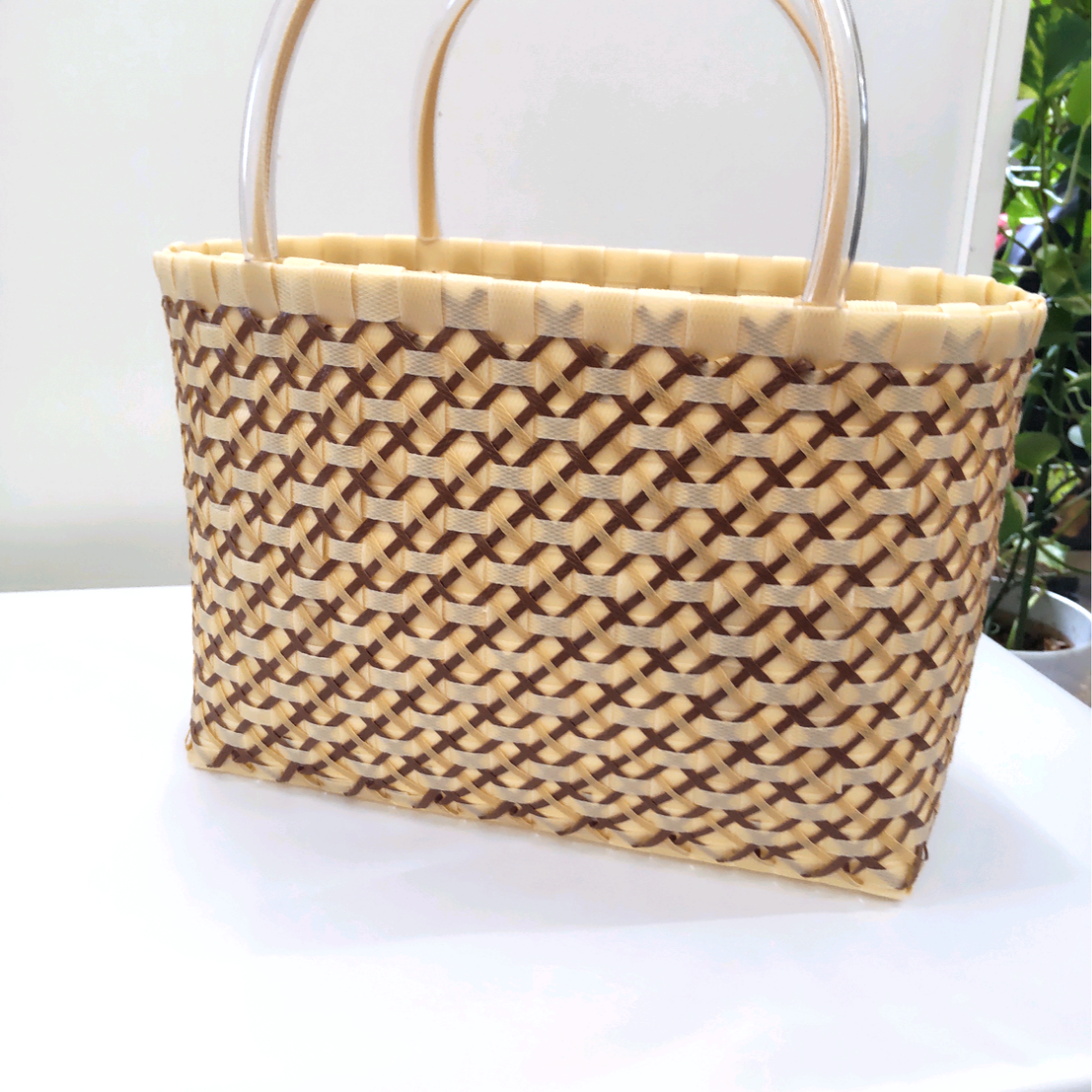 カラフルな幾何学模様のかごバッグ