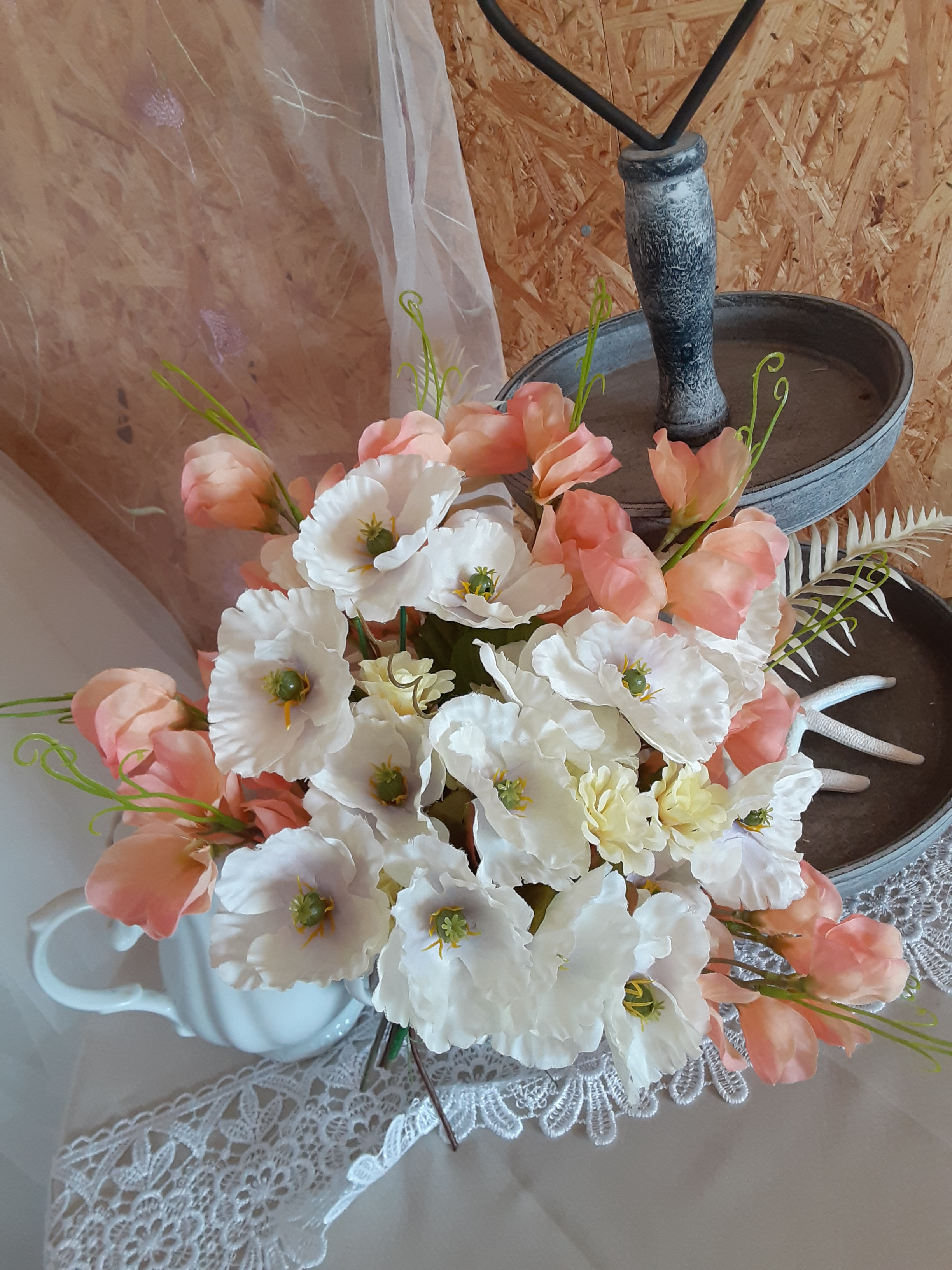 ホワイトポピーとスイートピーのクラッチブーケ