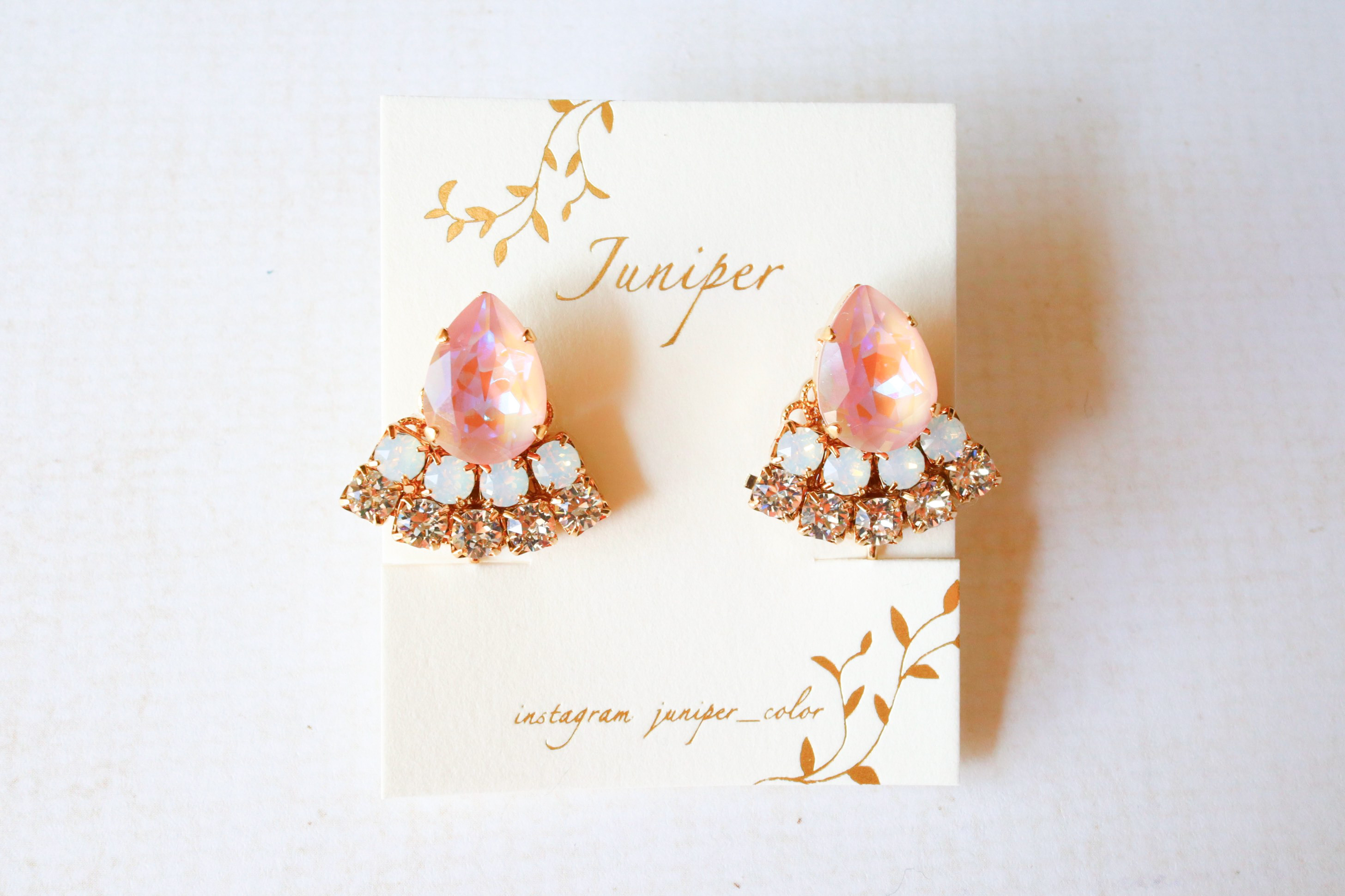 ダスティピンクの扇形ビジューイヤリング