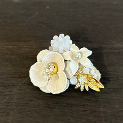 brooch ホワイト系 1枚目の画像