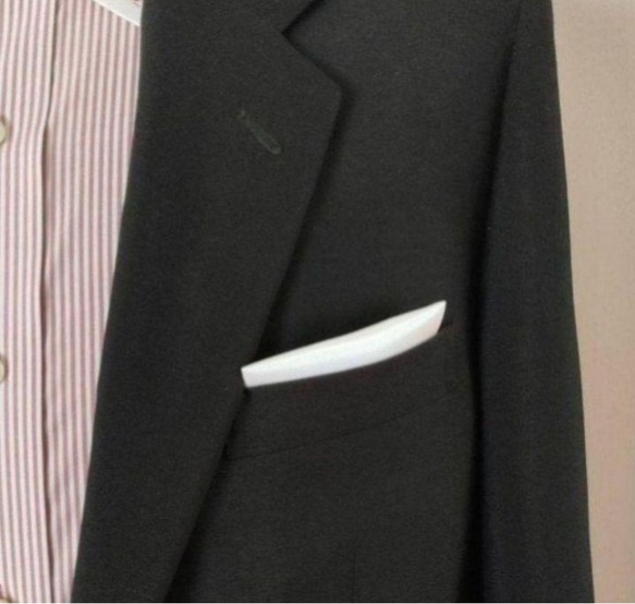 スーツ職人がつくったポケットチーフ　シルバー　シルク100％　右肩上がり 2枚目の画像