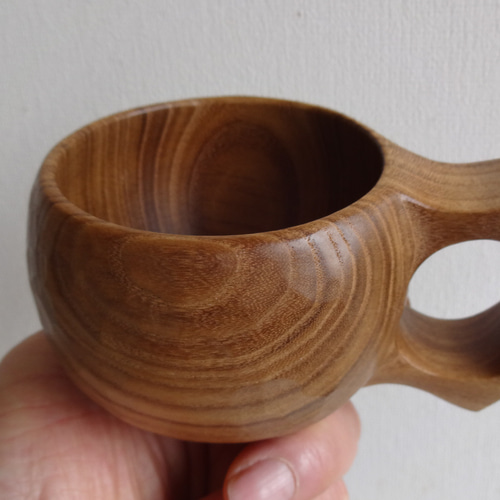槐（エンジュ）の木で作った一木彫りコーヒーカップ. マグカップ 良岳