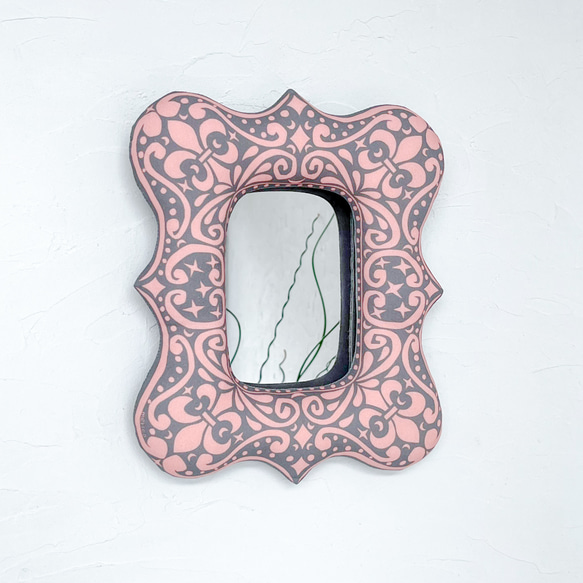 ふっくらフレームのウォールミラー(グレーベース×桜ピンク/アンティーク型ダマスク風柄) 12枚目の画像