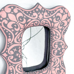 ふっくらフレームのウォールミラー(グレーベース×桜ピンク/アンティーク型ダマスク風柄) 3枚目の画像