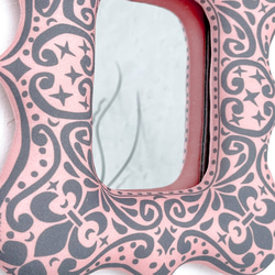ふっくらフレームのウォールミラー(桜ピンクベース×グレー/アンティーク型/ダマスク風柄) 3枚目の画像