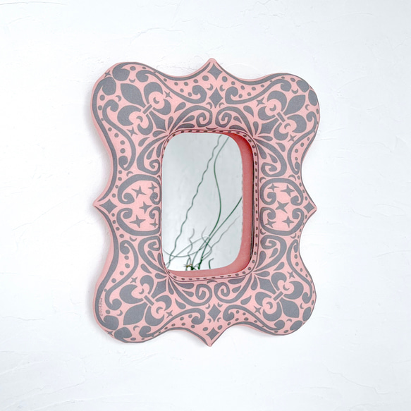 ふっくらフレームのウォールミラー(桜ピンクベース×グレー/アンティーク型/ダマスク風柄) 12枚目の画像