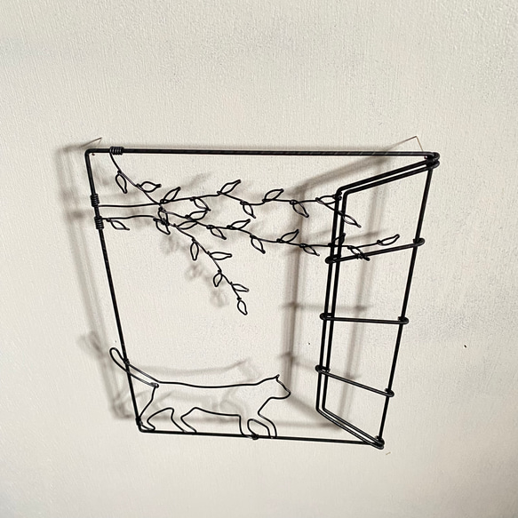 窓辺のニャンコ (虫ピン付属)ワイヤーアート 猫 ウォールデコ 4枚目の画像