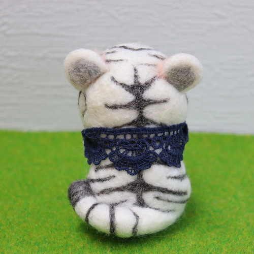 羊毛フェルト おでかけホワイトタイガーちゃん 置物 羊毛フェルト
