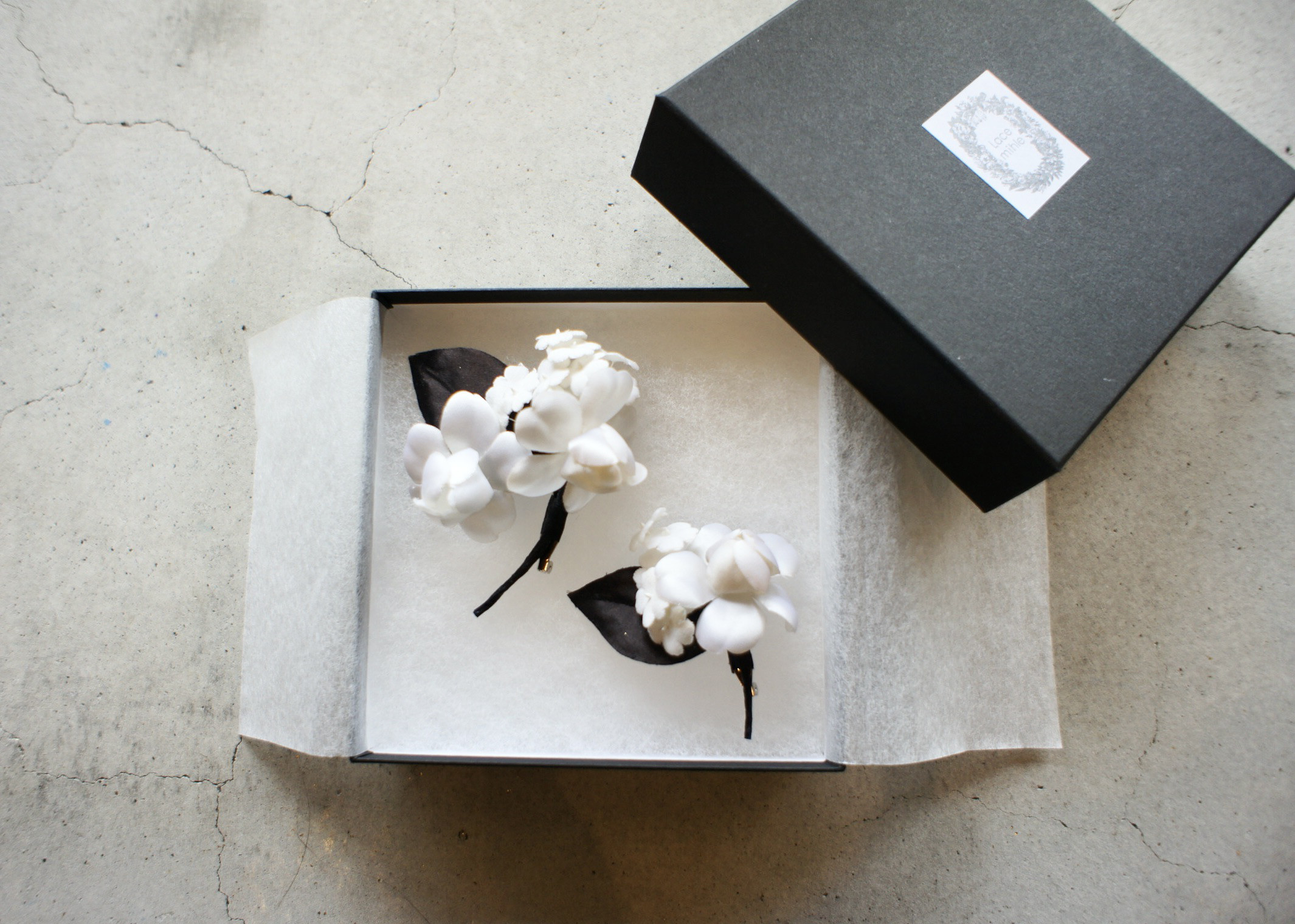 【布花】モノトーンカメリアコサージュ　親子コサージュ　アートフラワー