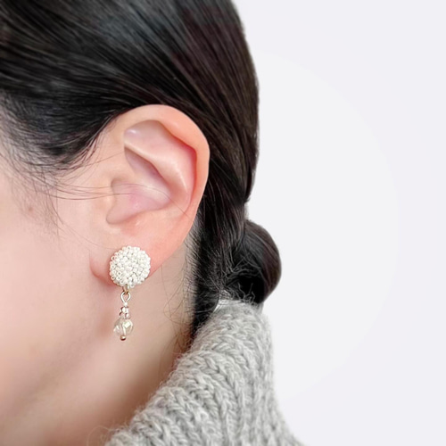 ゆれるこつぶきらきらピアス ビーズ＆かぎ針編み アイボリー