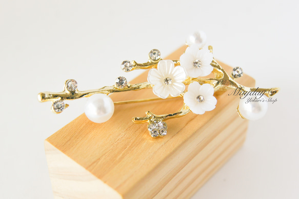 『早春、冬に咲いている白い梅の花のブローチ』ゴールド 7枚目の画像
