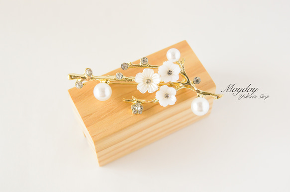 『早春、冬に咲いている白い梅の花のブローチ』ゴールド 1枚目の画像