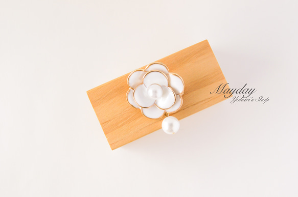 『八重咲きの白い椿のブローチ』つばき 5枚目の画像