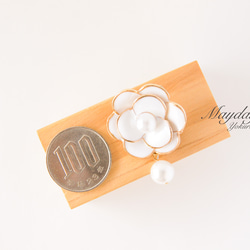 『八重咲きの白い椿のブローチ』つばき 6枚目の画像