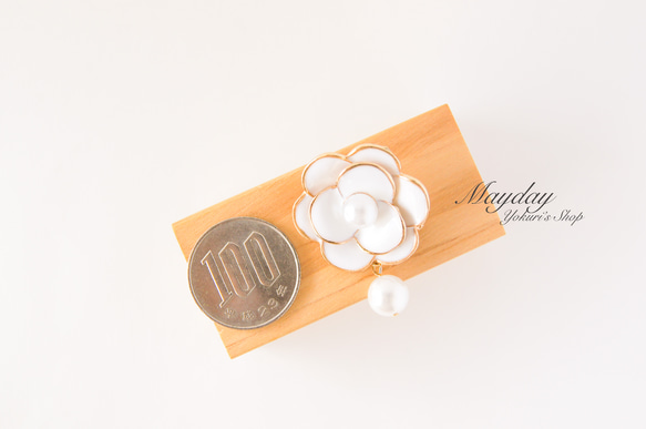 『八重咲きの白い椿のブローチ』つばき 6枚目の画像