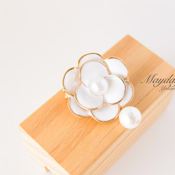 『八重咲きの白い椿のブローチ』つばき 2枚目の画像