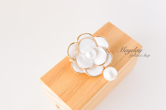 『八重咲きの白い椿のブローチ』つばき 2枚目の画像