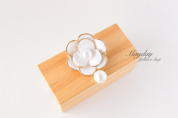 『八重咲きの白い椿のブローチ』つばき 3枚目の画像