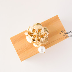 『八重咲きの白い椿のブローチ』つばき 7枚目の画像