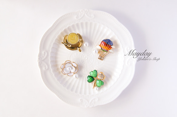 『八重咲きの白い椿のブローチ』つばき 8枚目の画像