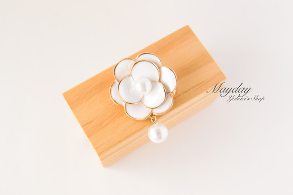 『八重咲きの白い椿のブローチ』つばき 1枚目の画像