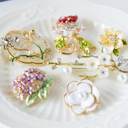 『八重咲きの白い椿のブローチ』つばき 9枚目の画像