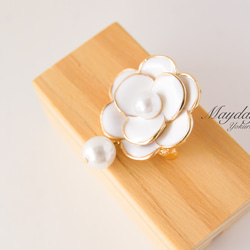 『八重咲きの白い椿のブローチ』つばき 4枚目の画像