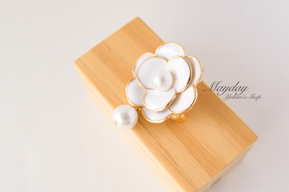 『八重咲きの白い椿のブローチ』つばき 4枚目の画像