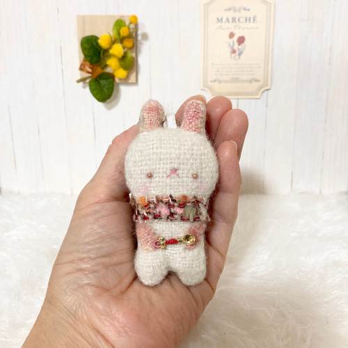 高さ8㎝)ダーニング刺繍のぺったんこうさぎキーホルダー ぬいぐるみ