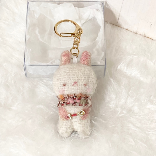 高さ8㎝)ダーニング刺繍のぺったんこうさぎキーホルダー ぬいぐるみ