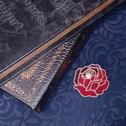 薔薇のブローチ ＊オートクチュールビーズ刺繍 1枚目の画像