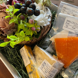 お花とおまかせチーズの詰め合わせギフト 1枚目の画像