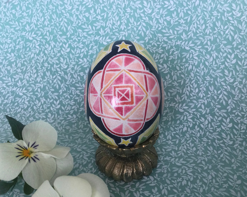 イースターエッグ　聖母子と聖ゲオルギオスの彫刻卵 イースターエッグ 聖母子と聖ゲオルギオスの彫刻卵 - メルカリ