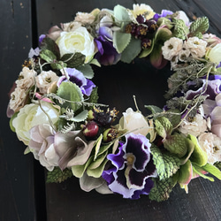 ボリューミーなクレッセントのクリスマスリース。日常使いにも。お部屋