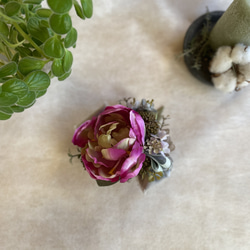 八重咲きチューリップがメインのコサージュ 5枚目の画像