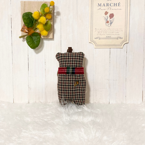 高さ8㎝)ダーニング刺繍のぺったんこくまキーホルダー