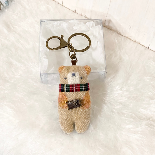 高さ8㎝)ダーニング刺繍のぺったんこくまキーホルダー ぬいぐるみ