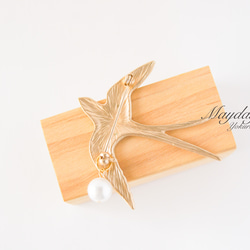 『空へ飛ぶ金色のツバメのブローチ』 7枚目の画像