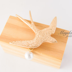 『空へ飛ぶ金色のツバメのブローチ』 3枚目の画像