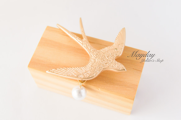 『空へ飛ぶ金色のツバメのブローチ』 3枚目の画像