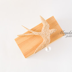 『空へ飛ぶ金色のツバメのブローチ』 2枚目の画像