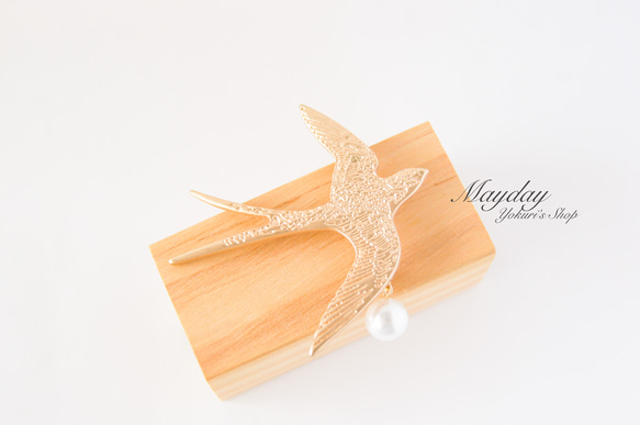 『空へ飛ぶ金色のツバメのブローチ』 8枚目の画像