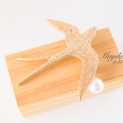 『空へ飛ぶ金色のツバメのブローチ』 4枚目の画像