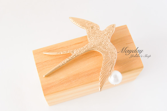 『空へ飛ぶ金色のツバメのブローチ』 4枚目の画像