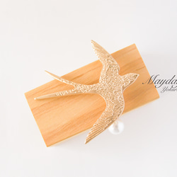 『空へ飛ぶ金色のツバメのブローチ』 5枚目の画像